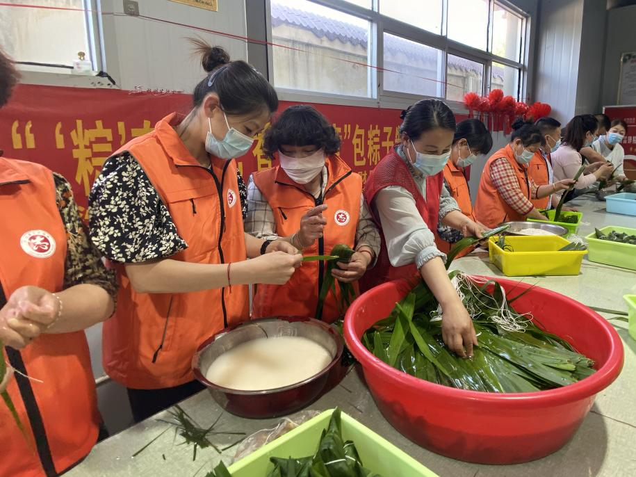 青口供電所黨支部聯(lián)合生產(chǎn)生活服務(wù)中心分會(huì)、黃沙坨社區(qū)，共同舉辦“悠悠艾草香 濃濃端午情”系列活動(dòng)。.png